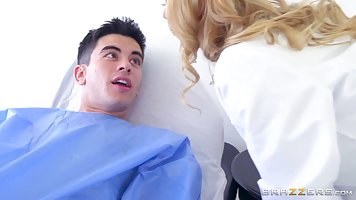Грудастая блондинка доктор Алексис занимается сексом с ее тощим пациентом в больнице