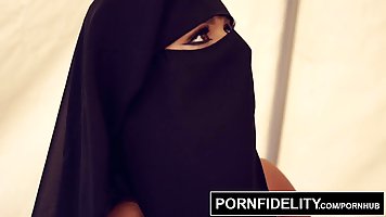 Арабская сучка в черных чулках Кармен Белла получает большой хуй в свою киска