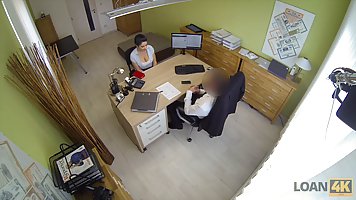 Секретарша в офисе отдается своему шефу и доходит с ним до оргазма