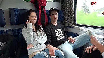 Девушки с большими сиськами в поезде не против групповухи на камеру